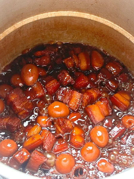 Foto del plato terminado de Panceta de cerdo estofada con huevos de codorniz