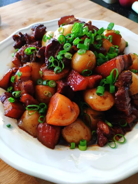 Foto del plato terminado de Panceta de cerdo estofada con papas pequeñas