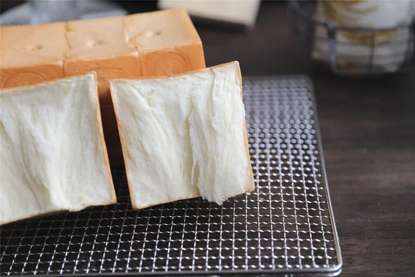 Photo du plat fini de Pain toast déchiré à la main au lait frais et au riz