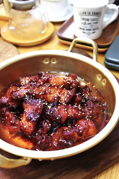 Foto del plato terminado de Cocinar es fácil -- Panceta de cerdo estofada con salsa de tofu fermentado