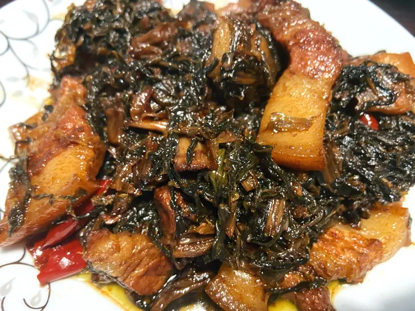 Foto del plato terminado de Asombroso Cerdo Estofado con Mostaza Encurtida