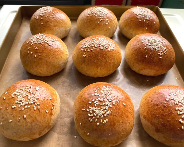 Fertiggestelltes Gericht von Vollkornbrötchen