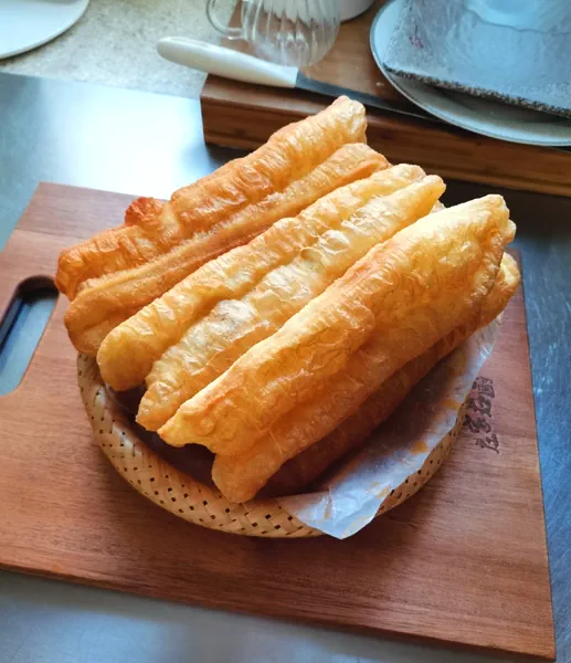 Foto do prato finalizado de Palitos fritos crocantes de massa