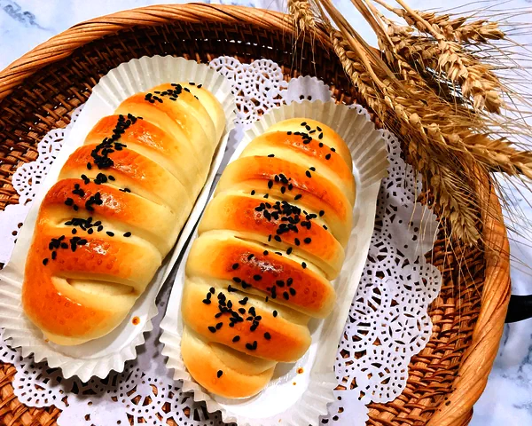Foto del plato terminado de Pan de queso y salchicha (fermentación única)