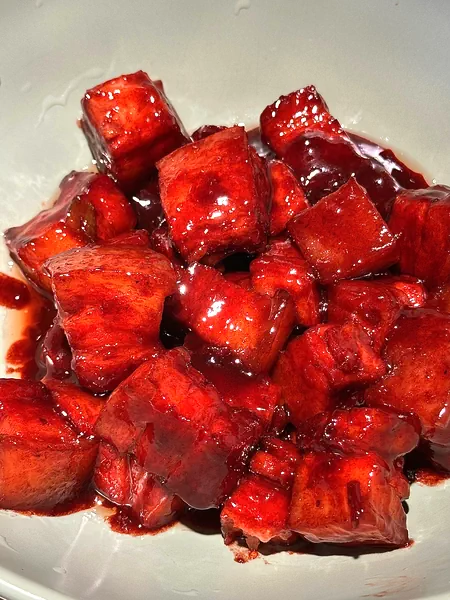 Foto del plato terminado de Panceta de cerdo estofada con tofu fermentado, fácil de preparar, sin necesidad de caramelo