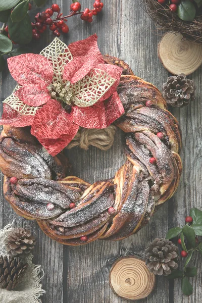 Foto del plato terminado de Corona navideña de chocolate y nueces en forma de reno