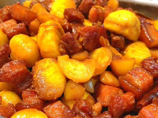 Foto del plato terminado de Panceta de cerdo derretida con castañas (versión arrocera)