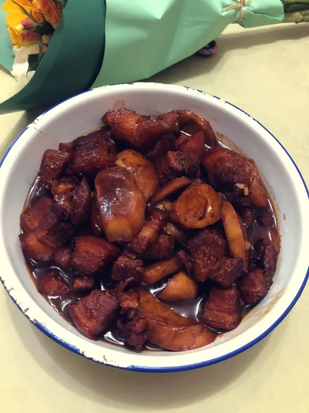 Foto del plato terminado de Panceta de cerdo estofada casera con gluten
