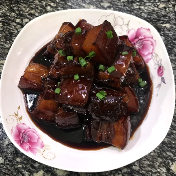 Foto del plato terminado de Carne de cerdo estofada clásica al estilo de Shanghái, una nueva receta para carne estofada
