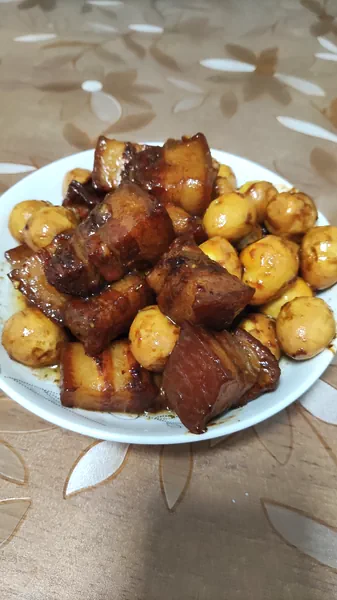 家庭版红烧肉鹌鹑蛋的成品展示图