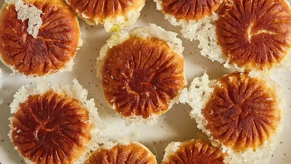 Fertiggestelltes Gericht von [Brioche Poêlée au Cari] Brioche gefüllt mit Fleisch auf dem Niveau eines Schulkochbuchs, garantierter Erfolg!