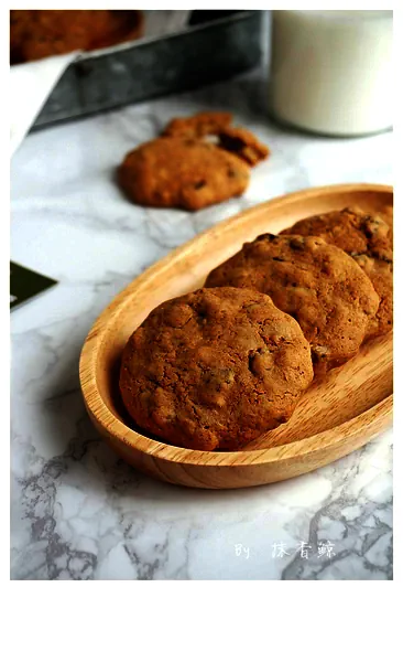 Fertiggestelltes Gericht von Haferflocken-Cookies mit Rosinen und braunem Zucker