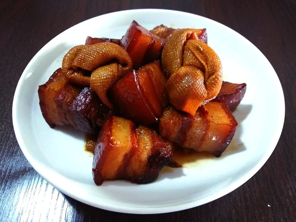 Foto del plato terminado de Cerdo estofado con nudos de piel de tofu
