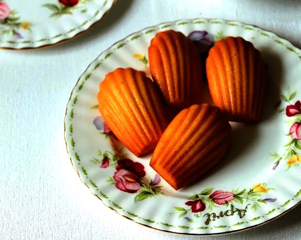 Foto del plato terminado de Madeleines con vainilla y limón