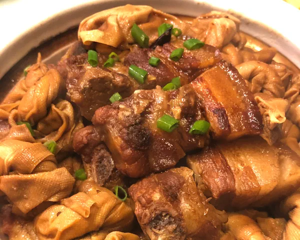 Foto del plato terminado de Pecho de cerdo estofado con nudos de tofu