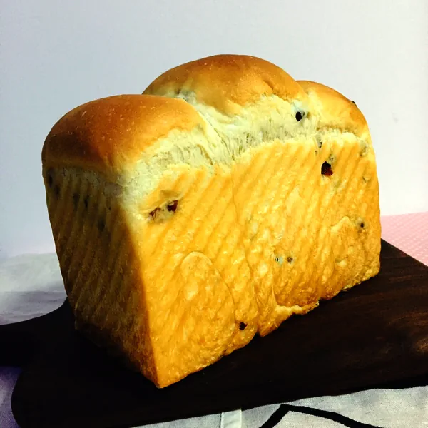 Foto del plato terminado de Pan de molde con yogur y arándanos rojos deshidratados – fermentación en frío