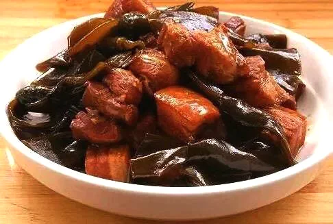 Foto del plato terminado de Cerdo estofado con nudos de algas marinas