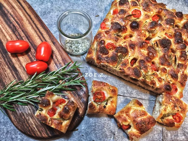 Fertiggestelltes Gericht von Focaccia mit Natursauerteig