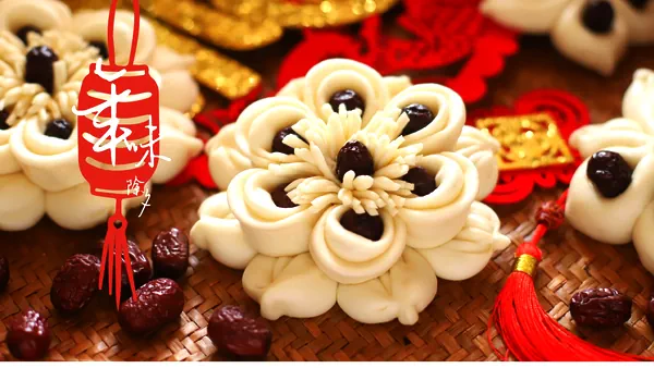 Foto do prato finalizado de Pãezinhos criativos no vapor, pãezinhos de tâmaras vermelhas [Pãezinhos florais de tâmaras vermelhas]