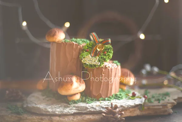 버섯이 달린 부슈 드 노엘(이른 크리스마스)의 완성된 요리 사진