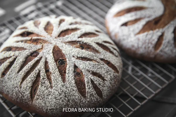 Fertiggestelltes Gericht von Brot mit Rotwein und Trockenfrüchten mit langanhaltendem Geschmack