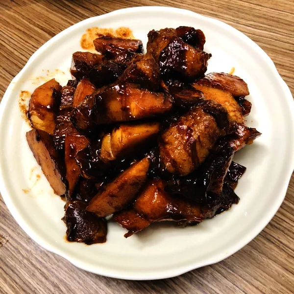 Foto del plato terminado de Panceta de cerdo estofada con brotes de bambú (Panceta tierna y jugosa, ¡conviértase en un chef profesional al instante!)