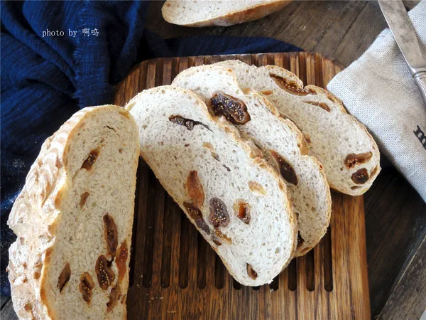 Fertiggestelltes Gericht von Roggenbrot mit Feigen