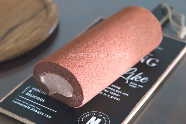 Foto do prato finalizado de Rolo de Bolo de Moca com Chocolate