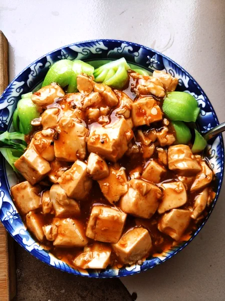 Foto del plato terminado de Mapo Tofu, que solo cuesta cuatro yuanes