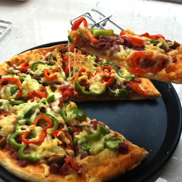 Fertiggestelltes Gericht von Pizza mit Würzigem Rindfleisch