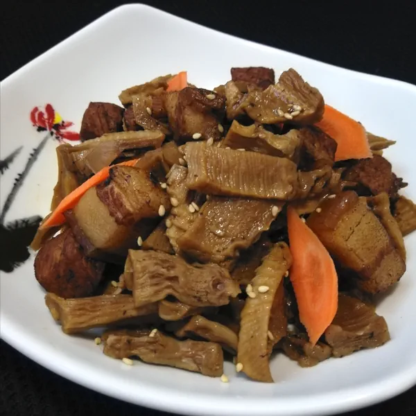 Foto del plato terminado de Cerdo estofado con brotes de bambú secos