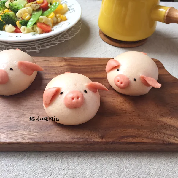 Fertiggestelltes Gericht von Gedämpfte Bao im Cartoon-Stil (Kleines Rosa Schweinchen)