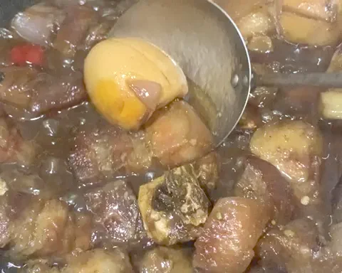 Foto del plato terminado de Pechuga de cerdo braseada en cerveza con huevos (Un plato sabroso, carne fragante y huevos sin una gota de agua, satisfacción pecaminosa)