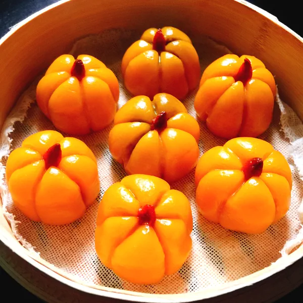 Fertiggestelltes Gericht von Niedliche Kürbisbrötchen für Halloween
