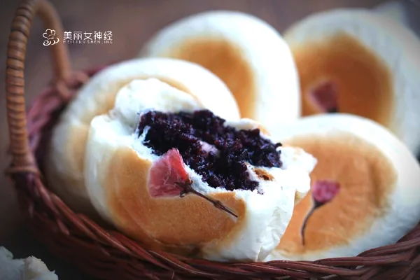 Foto masakan selesai dari Roti Jepang dengan Bunga Sakura dan Beras Ungu