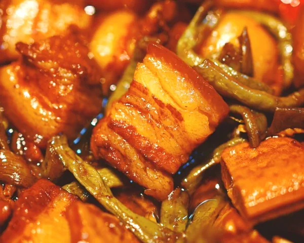 Foto del plato terminado de Cerdo estofado con judías verdes y tofu