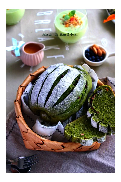 Foto del plato terminado de Pan de Matcha con Frijoles Rojos y Leche