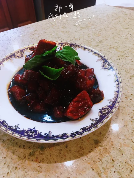 Foto del plato terminado de Cerdo frito con albahaca