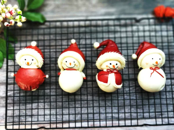 Foto do prato finalizado de Série Natalina: Pães Cozidos no Vapor de Boneco de Neve (3) ~ Boneco de Neve com Capa Vermelha