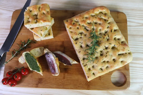 Foto del plato terminado de Pan italiano Focaccia con aceite de oliva, ¡perfecto y fácil para principiantes!