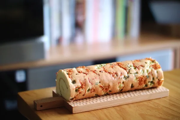 Fertiggestelltes Gericht von Rolle mit Frühlingszwiebeln und getrocknetem Schweinefleisch mit Fleur de Sel [Gebäck mit Beiding-Ofen]