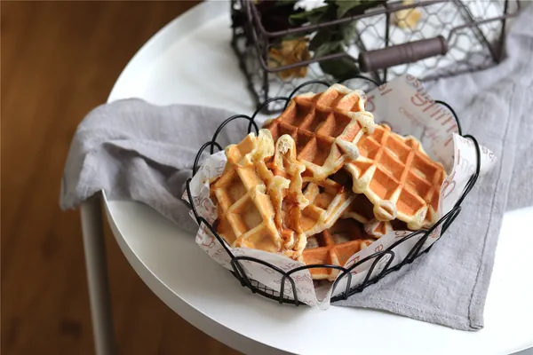 Fertiggestelltes Gericht von Mochi-Waffeln mit braunem Zucker