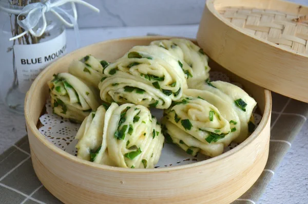 Foto do prato finalizado de Pães cozidos no vapor com óleo de cebola verde