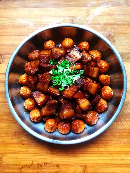 Foto del plato terminado de Huevos de codorniz con cerdo estofado