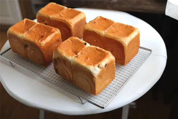Foto masakan selesai dari Roti Brioche Kismis dan Susu Segar