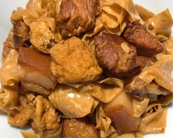 Foto del plato terminado de Panceta de cerdo estofada con piel de tofu y tofu frito