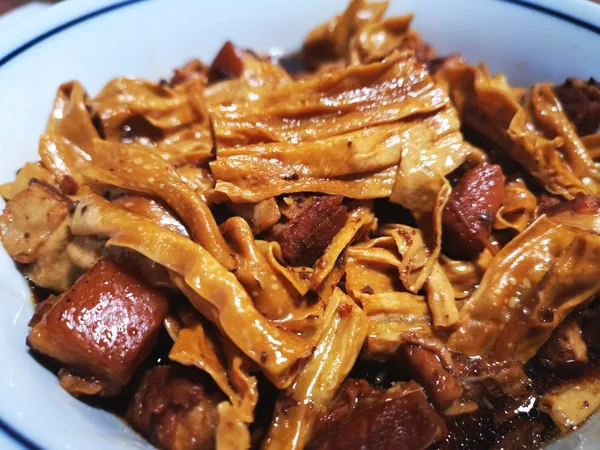 腐竹红烧肉的成品展示图