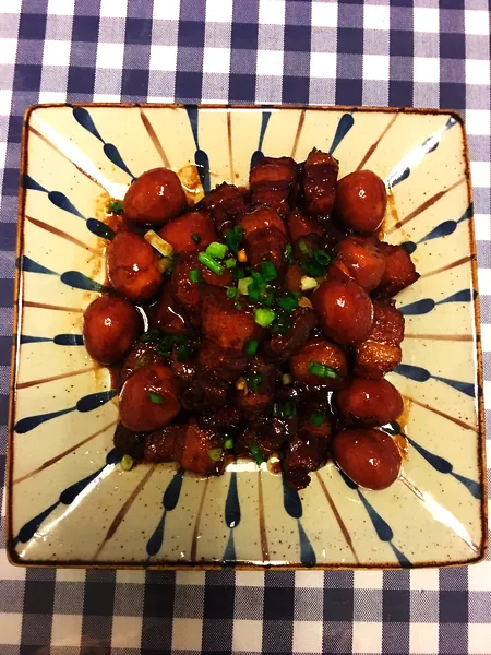 Foto del plato terminado de Carne de cerdo estofada con huevos de codorniz