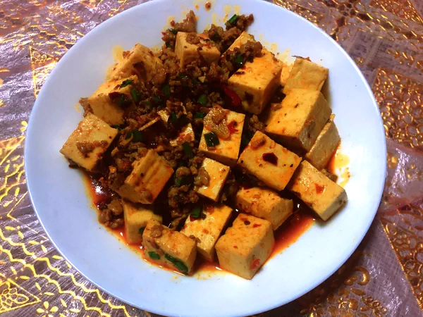 Foto del plato terminado de Tofu Mapo Rápido (Versión Base de Fondue)