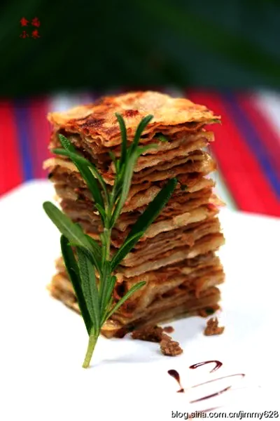 Foto do prato finalizado de Galette folhada recheada com carne